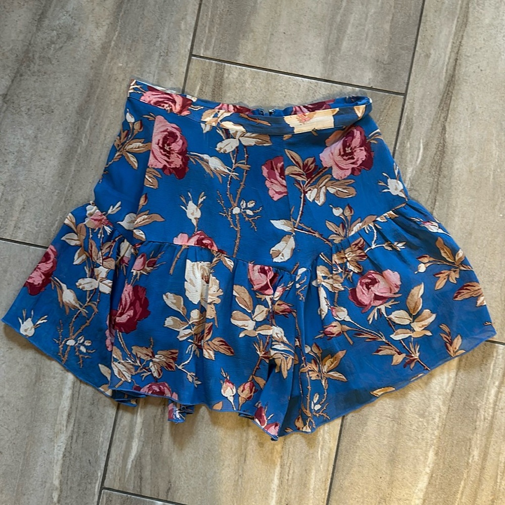 UO Vera Flippy Blue Floral Mini Skirt